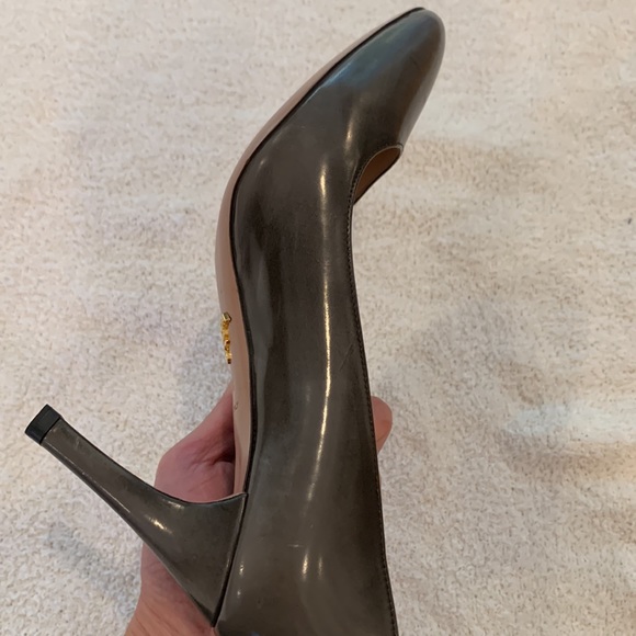 New Prada Gray Leather Closed Toe Heels Made in Italy in Size 35.5/ 5.5 - Picture 12 of 13